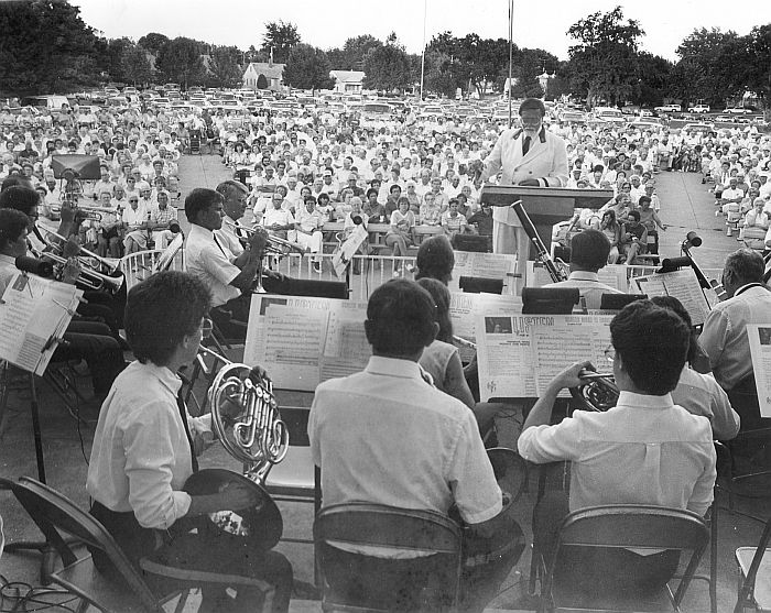 Oleson Park crowd - click to enlarge